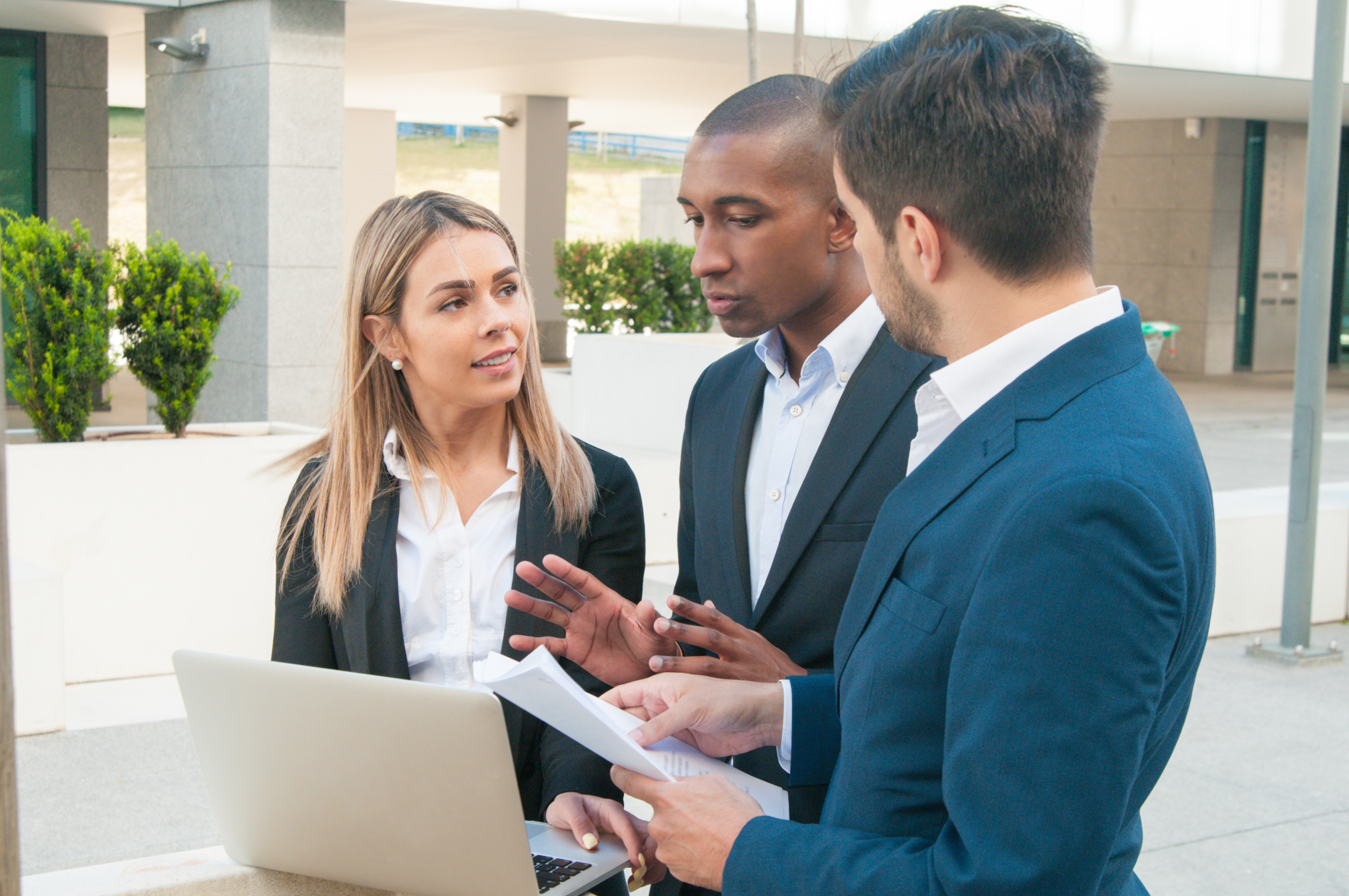 Team discussing advisory services in a meeting